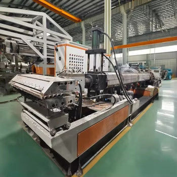 Maksimum üretim çıkışı için su soğutmalı plastik ekstrüzyon makinesi 33 1 vida uzunluğu